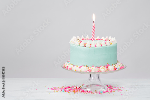 Plakat Pastelowy niebieski tort urodzinowy na białym tle.