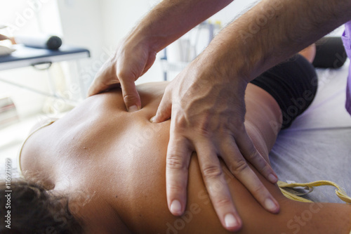 Fotografia Fisioterapeuta trabajando los hombros de una joven deportista