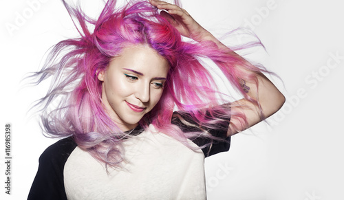 Plakat piękna dziewczyna z latające włosy kolorowe