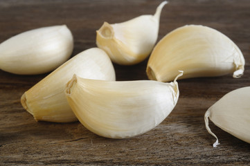 Wall Mural - garlic cloves on wooden background