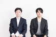 © chachamal - 椅子に座る2人の男性