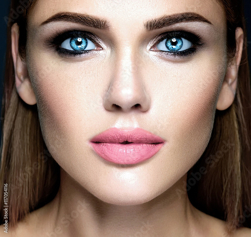 Fotografering sensual glamour portrait of beautiful woman model lady with fresh daily makeup w