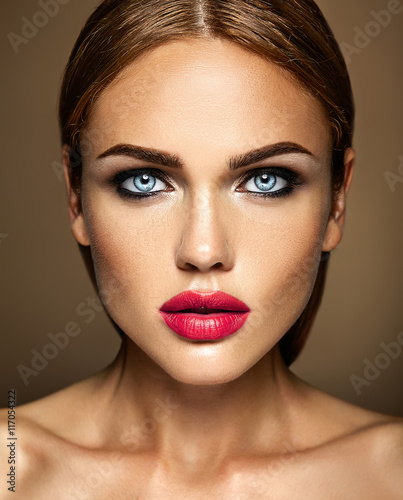 sensual glamour portrait of beautiful woman model lady with fresh daily makeup w Lerretsbilde