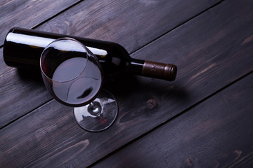 Poster - Red wine on dark wood