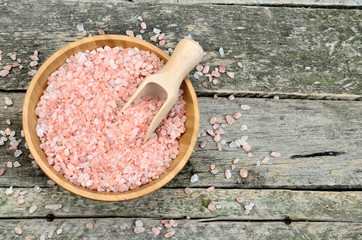 Wall Mural - Bamboo bowl with pink salt