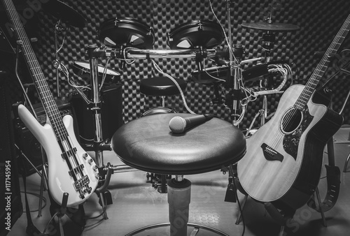 Zdjęcie XXL selekcyjna ostrość mikrofon na krześle i instrumencie muzycznym