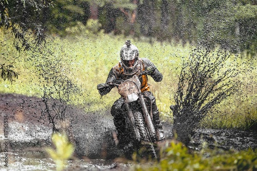 Mata magnetyczna plamy brudu i wody wokół zawodnika Enduro na rowerze podczas wyścigu