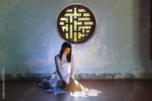 Fotografia Beautiful woman with Vietnam culture traditional ,vintage style,Hoi an Vietnam