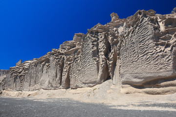 pareti a picco sulla spiaggia di Vlychada - Santorini