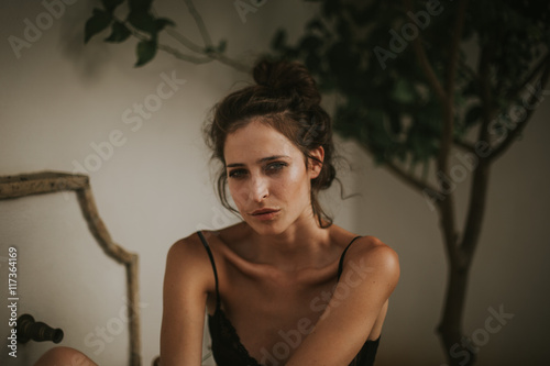Láminas Passionate woman in black bra and hairstyle
