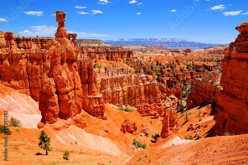 park-narodowy-bryce-canyon-hoodoos-ze-slynnym-mlotem-thora-utah-usa