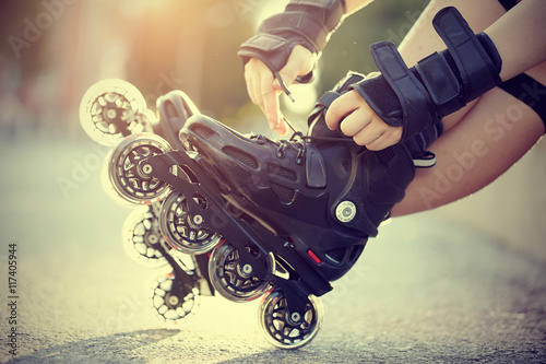 Fotografía El ajuste de los cordones en los patines de ruedas