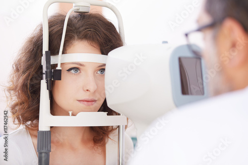 Fotografía Optometrist doing sight testing for patient