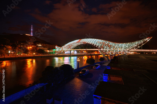 most-pokoju-jest-mostem-dla-pieszych-w-ksztalcie-luku-nad-rzeka-kura-w-centrum-tbilisi-stolicy-gruzji