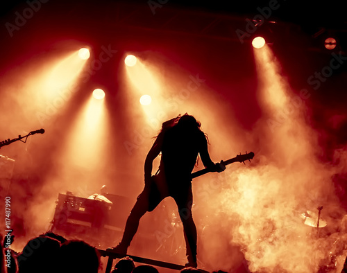 Obrazy Rock  sylwetka-gitarzysty-w-akcji-na-scenie-przed-koncertowym-tlumem