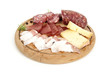 Tagliere con affettati tradizionali italiani: salame, bresaola, lardo e formaggio isolato su sfondo bianco