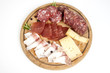 Tagliere con affettati tradizionali italiani: salame, bresaola, lardo e formaggio isolato su sfondo bianco