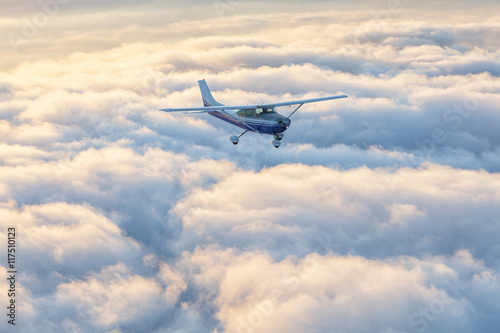 Fotografía Pequeño avión que volaba solo motor en el cielo hermosa puesta de sol