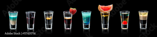 Fotografía groop cocktails shots a black background