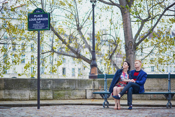 Wall Mural - Romantic couple in Paris near the Seine