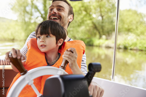 Plakat Ojciec I Syn Cieszy Się Dzień Out W łodzi Na rzece Wpólnie