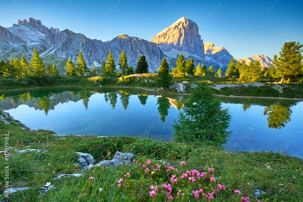 Lago di Limides, Bergsee in den Dolomiten am Sommerabend - obrazy, fototapety, plakaty 