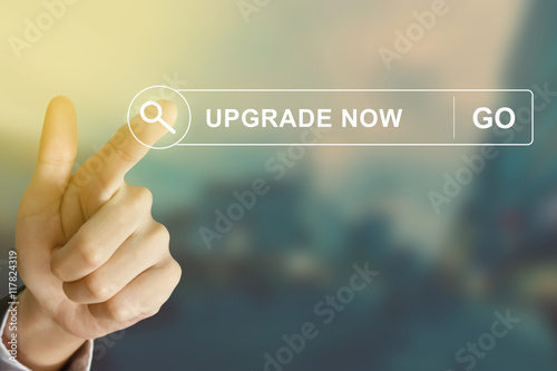 Fotografía business hand clicking upgrade now button on search toolbar