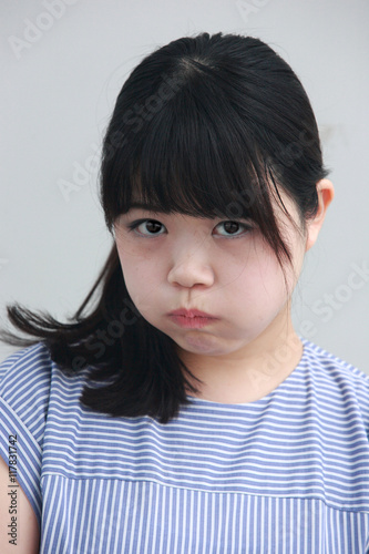 上目遣いで怒った女の子の顔 日本人モデル Adobe Stock でこのストック画像を購入して 類似の画像をさらに検索 Adobe Stock