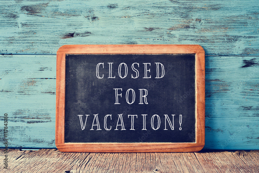text closed for vacation in a chalkboard - obrazy, fototapety, plakaty 