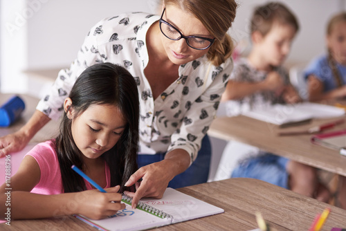 Fotomural Teacher helping girl in homework