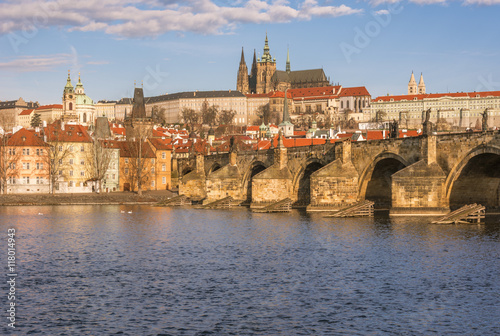 Photo Charles Bridge over the river Vltava in Prague
Cityscape with a section of the Charles Bridge and the river Vltava, which crosses Prague, Czech Republic