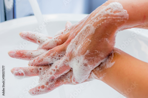 Plakat Pielęgnacja dłoni mydłem
