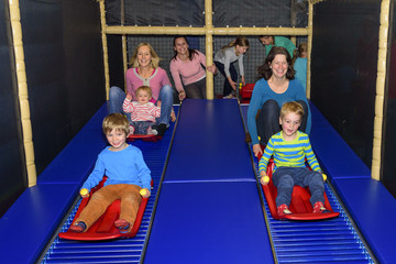 viel Spass und Gaudi auf der Rollschlittenbahn im Indoor-Freizeitpark 