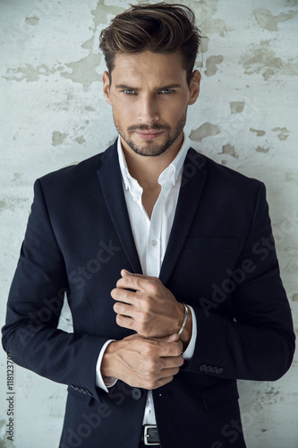 Fotomural Retrato de hombre sexy en traje negro