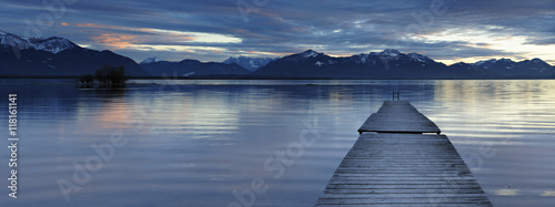 letni-wieczor-nad-jeziorem-chiemsee-w-niemczech