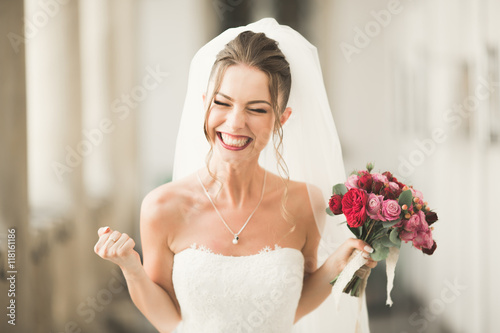 Fotografía Luxury wedding bride, girl posing and smiling with bouquet