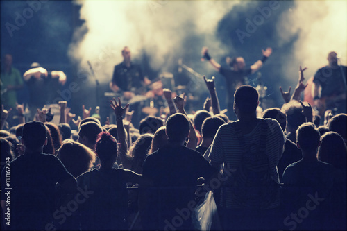 Plakat Tłum przy koncertowymi i zamazanymi scen światłami