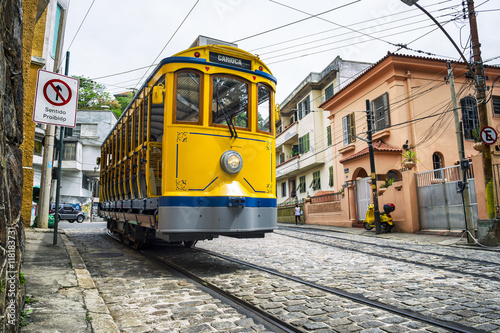 Zdjęcie XXL Ikoniczny tramwaj bonde podróżuje ulicami turystycznego nieghborhood Santa Teresa w Rio de Janeiro, Brazylia