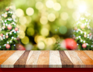 Aufkleber - Brown Wood table top with abstract blur christmas tree backgroun