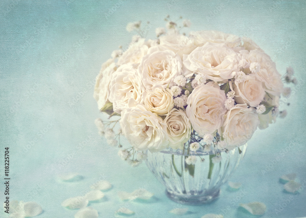 Białe róże w wazonie - obrazy, fototapety, plakaty 