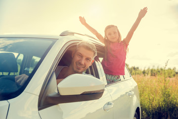 Familie fährt in Urlaub mit dem Auto