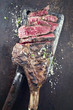 Barbecue Wagyu Tomahawk Steak auf altem Küchenbeil