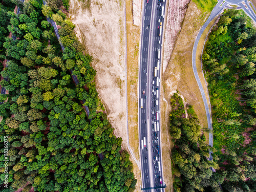 widok-z-lotu-ptaka-autostrady-korku-zielony-las-holandia