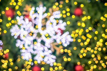 Poster - Blurred background, close up Snow flake on christmas tree with b
