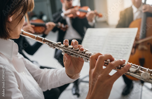 Fotografía Flutist playing her instrument on stage