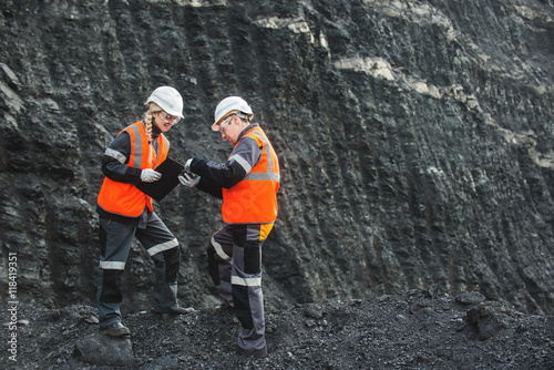 Fotografía Workers with coal at open pit