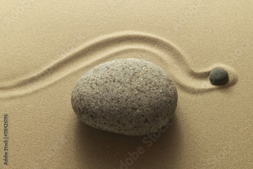 Fotografie, Obraz Zen Umweg als Bild aus Sand und Kieselsteinen - Zen detour as an image of sand a