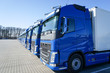 Blaue Lastkraftwagen in Reihe abgestellt