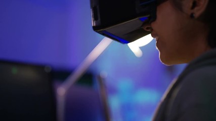 Wall Mural -  Young computer programmer trying out virtual reality viewer