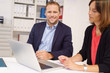 © contrastwerkstatt - kollegen am arbeitsplatz arbeiten zusammen am laptop
